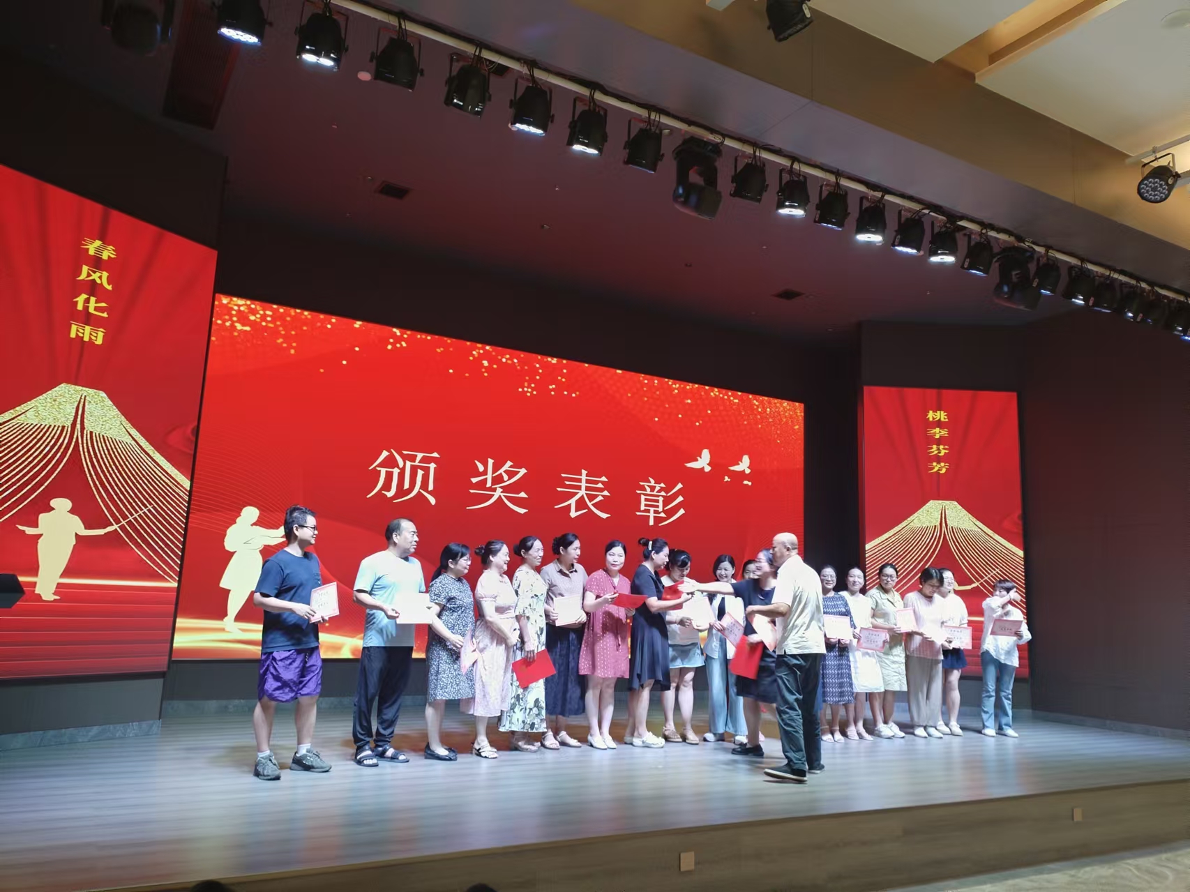 9月10日，曙光学校教师节文艺晚会在k1体育 - 十年品牌 值得信赖溢香园酒店举办